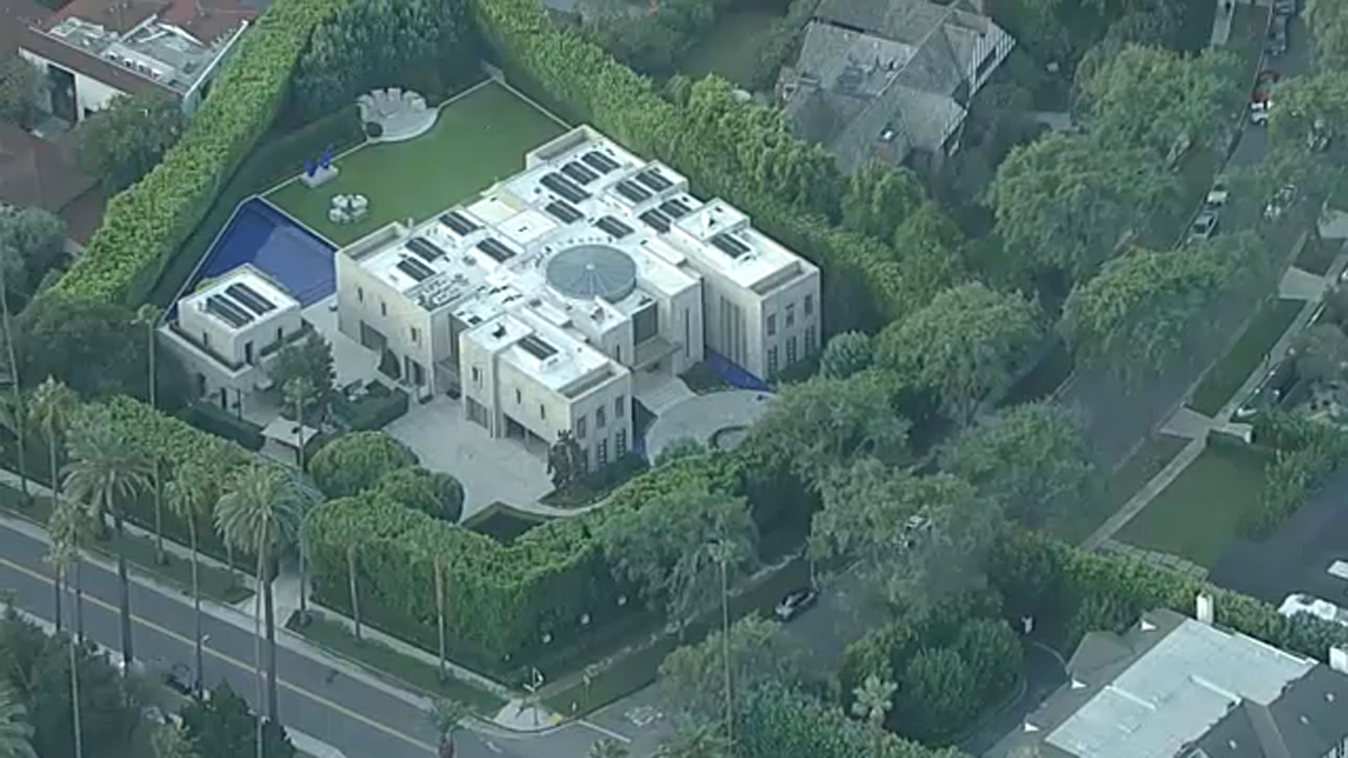 FBI serves search warrant tied to Eric Swalwell investigation at mansion in Beverly Hills
— Woodside Community news