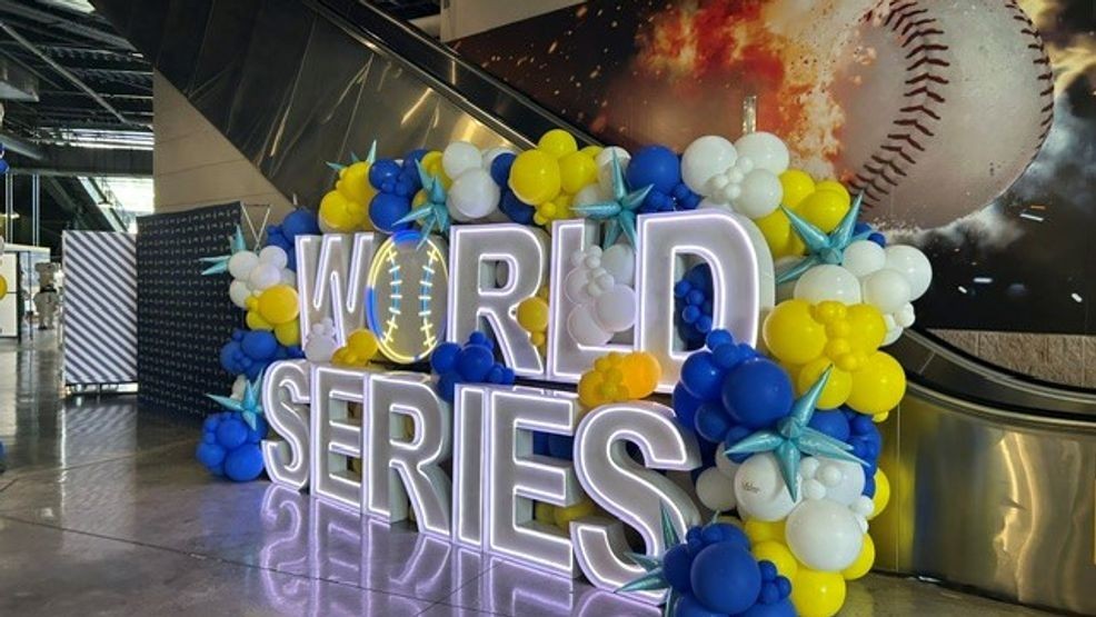 Scenes from outside the stadium| World Series Game 1 gallery — Fox 11 Green Bay Sports, Woodside Arts news