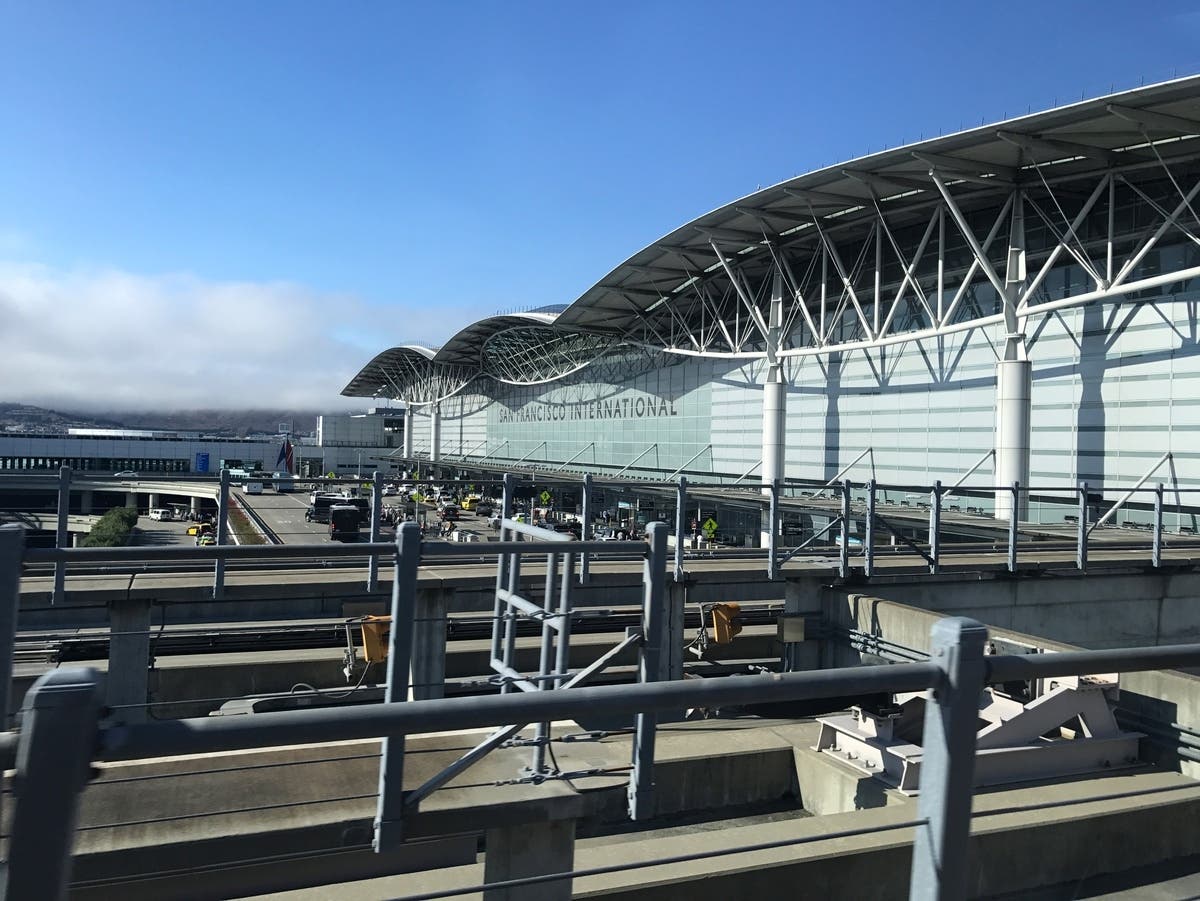 SFO-Bound Flight Makes Emergency Landing Over Odor: Report — Woodside Community news